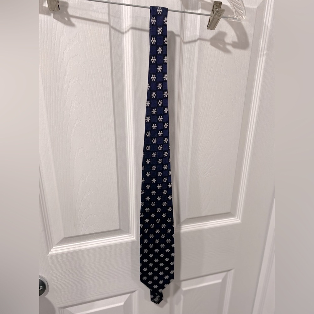 Pierre Cardin 100% silk tie with snowflakes, good condition